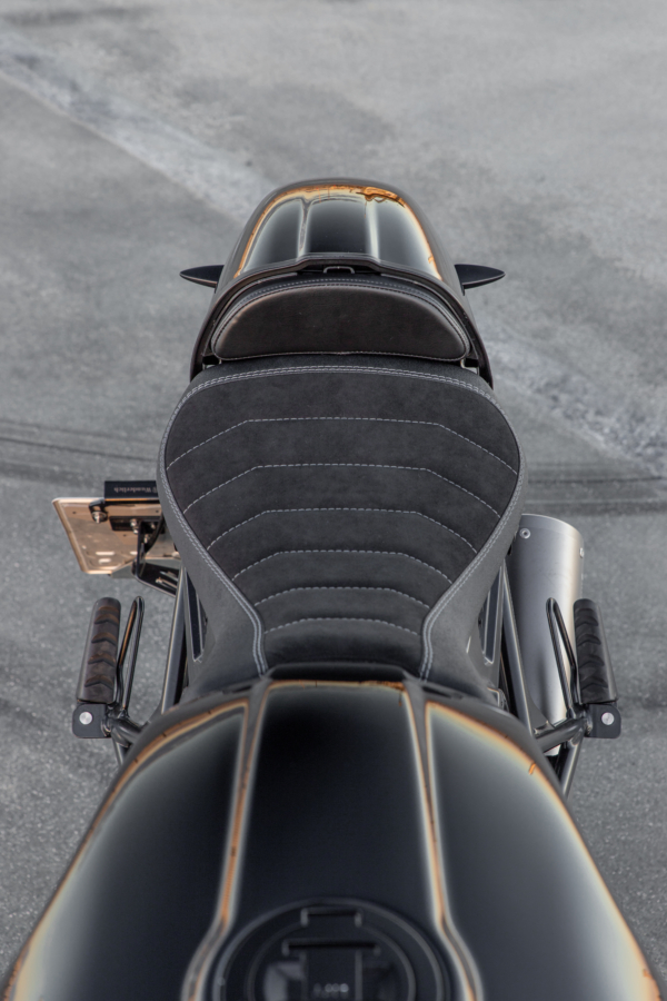 Sitzbank R nineT 458er Style mit Silberner Ziernaht